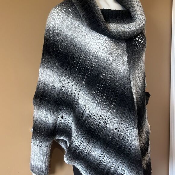 Very nice sweater poncho - Picture 3 of 9